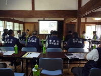 写真　話を聞く地域会議のメンバー