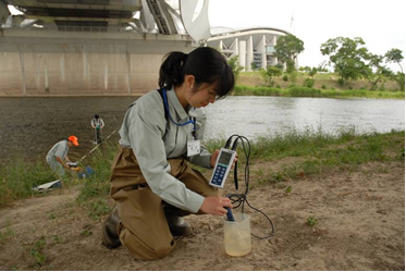 写真：河川の水質調査をする様子