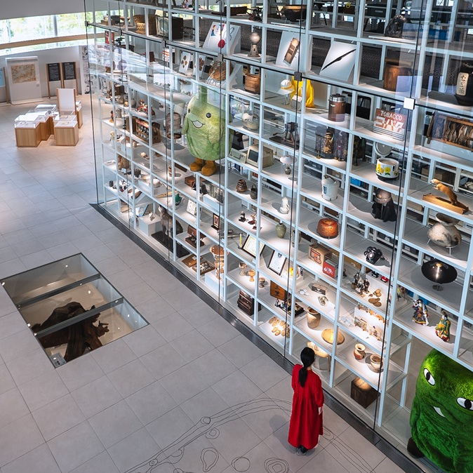写真：豊田市博物館の巨大展示棚