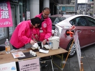 写真　車から取り出した電力で暖かいお湯を沸かす