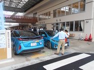 写真　防災イベントで車から電力取り出す様子