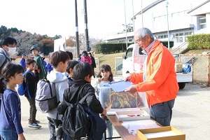 第20回四季桜ウオーク大会の様子　クイズに参加する子どもたち