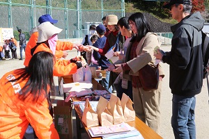 クイズに参加する子どもたち