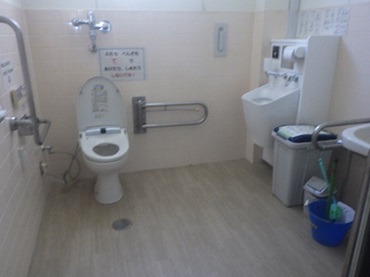 青木小学校トイレ内部の全体（オストメイト）