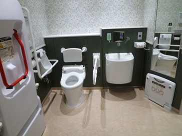 松坂屋豊田店　2階多目的トイレ　内部全体