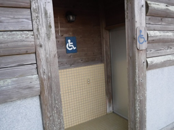旭高原元気村　きらめき館前駐車場トイレ01