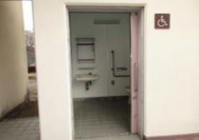 運動公園球技場　屋外トイレ02