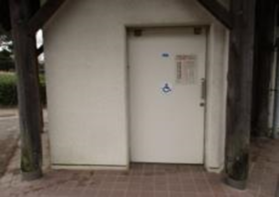 運動公園四阿　屋外トイレ01