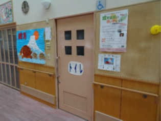 老人福祉センター　ぬくもりの里 正面玄関前トイレ01
