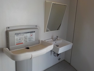 逢妻交流館 多目的トイレ1階　おむつ替えベッド