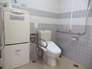 小原交流館 多目的トイレ1階　手すり、おむつ替えベッド