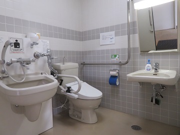 小原交流館 多目的トイレ2階　　手すりあり、オストメイト