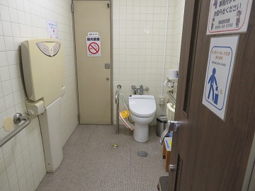 崇化館交流館 多目的トイレ　おむつ替えベッド