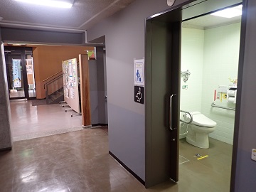 足助交流館　多目的トイレ　入口