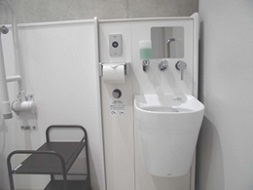 藤岡交流館 多目的トイレ　手洗い場、トイレットペーパー