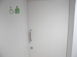 藤岡交流館 多目的トイレ　引き戸の入り口