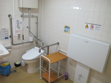 藤岡南交流館 多目的トイレ　おむつ替えベッド