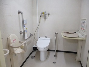 末野原交流館 多目的トイレ1階　内観　おむつ替えベッド、ベビーキープ