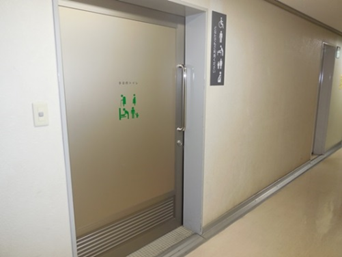 小ホール1階トイレ　入口