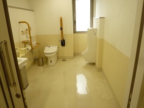渡刈クリーンセンター 多目的トイレ　引き戸・内部の写真