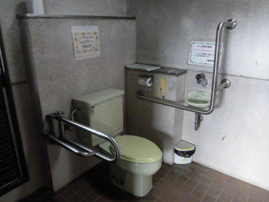 上郷公園　多目的トイレ02