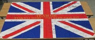 英国の国旗に書かれた応援メッセージ