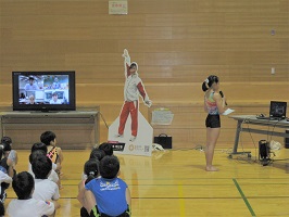 テレビ越しにメッセージを送る奨学生たち