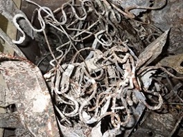 清掃工場に捨てられたスプリング(ソファー)