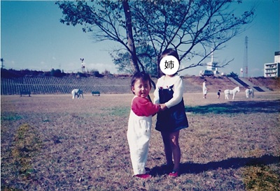 白浜公園にて福田さん（左）とお姉さん