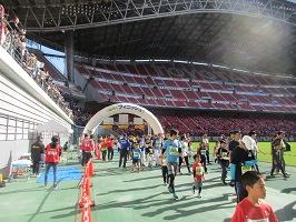豊田スタジアムに設置されたゴールを走る抜ける参加者