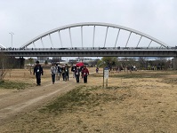 千石公園を歩く参加者たち