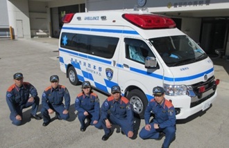写真:豊田市消防本部 救急車と消防職員