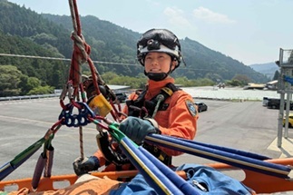 写真:訓練中の女性職員