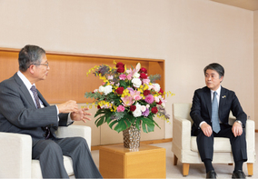 対談する藤嶋さんと太田市長