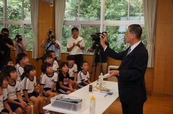 子どもたちの前で講演をする藤嶋さん