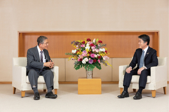 談笑する藤嶋さんと太田市長