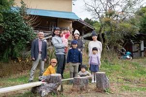 里山に移住した家族ら