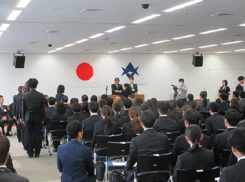 新規採用職員辞令交付式　4月1日（推曜日）