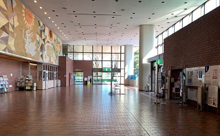 豊田市民文化会館　入り口部分ホール内観