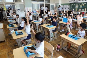 写真（5）：学習用タブレットを使った授業の様子