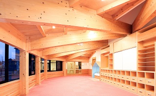 寺部小学校・こども園　木材を組み合わせた内観