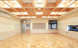 寺部小学校・こども園　木材を組み合わせて広い空間を確保