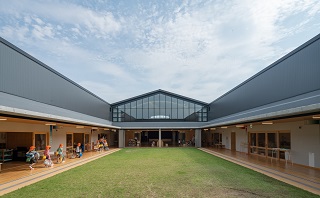 高嶺こども園　中庭