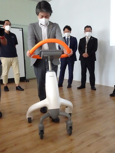 歩行トレーニングロボットお披露目会