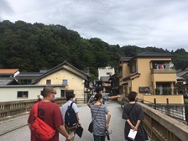 足助の町並みを歩くの様子