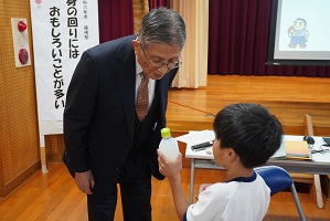佐切小学校の児童と藤嶋氏