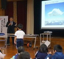 写真:藤嶋塾で藤嶋先生と話す児童の様子