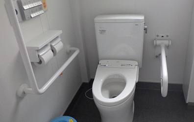 西保見小学校　多目的トイレの内部、手すり