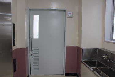 若林西小学校　多目的トイレの入り口