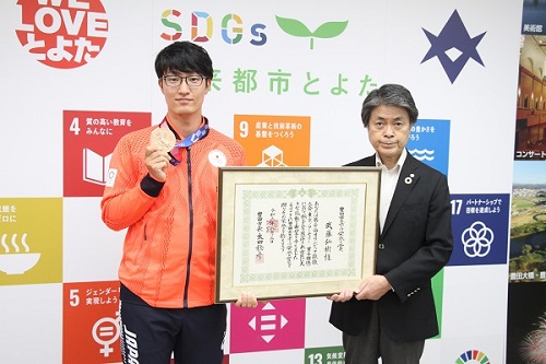 東京2020オリンピック競技大会でメダルを獲得した武藤選手に「豊田市スポーツ栄誉賞」を贈呈